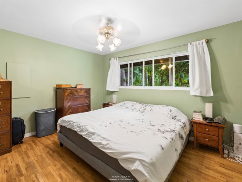 1525 Avonlynn Crescent, North Vancouver, BC - Indoor Photo Showing Bedroom