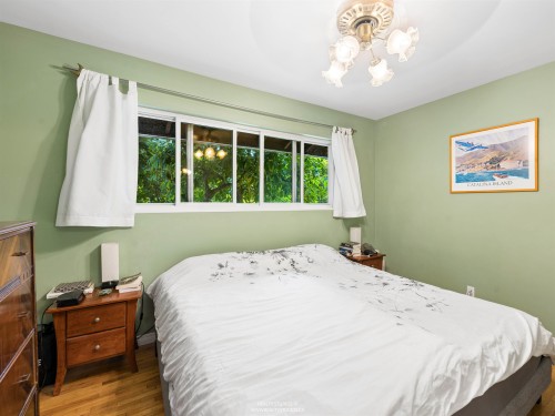 1525 Avonlynn Crescent, North Vancouver, BC - Indoor Photo Showing Bedroom