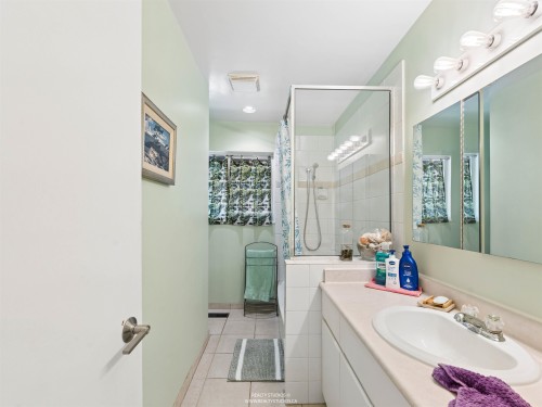 1525 Avonlynn Crescent, North Vancouver, BC - Indoor Photo Showing Bathroom