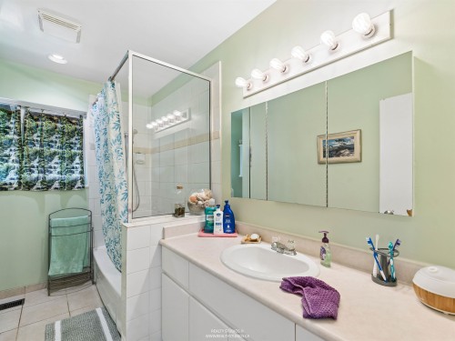 1525 Avonlynn Crescent, North Vancouver, BC - Indoor Photo Showing Bathroom