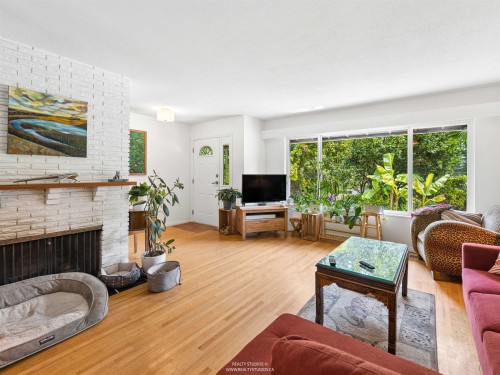 1525 Avonlynn Crescent, North Vancouver, BC - Indoor Photo Showing Living Room With Fireplace