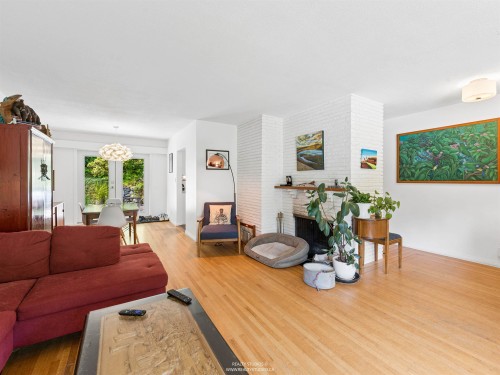 1525 Avonlynn Crescent, North Vancouver, BC - Indoor Photo Showing Living Room With Fireplace