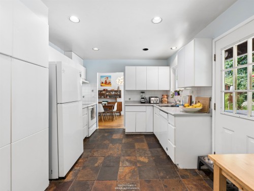 1525 Avonlynn Crescent, North Vancouver, BC - Indoor Photo Showing Kitchen