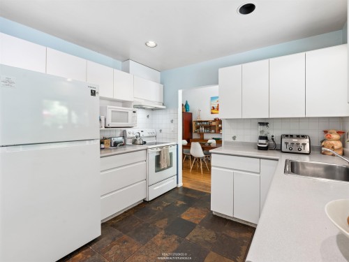 1525 Avonlynn Crescent, North Vancouver, BC - Indoor Photo Showing Kitchen