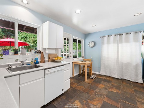1525 Avonlynn Crescent, North Vancouver, BC - Indoor Photo Showing Kitchen