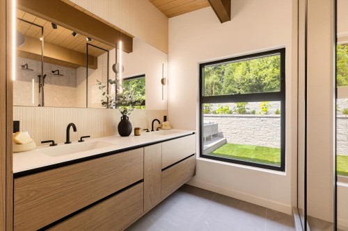 1008 17Th Street W, North Vancouver, BC - Indoor Photo Showing Bathroom