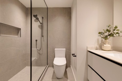 1008 17Th Street W, North Vancouver, BC - Indoor Photo Showing Bathroom