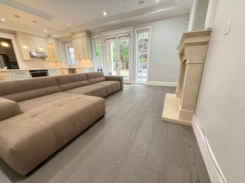 6820 Mayflower Drive, Richmond, BC - Indoor Photo Showing Living Room