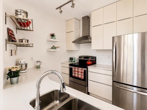 101-3070 Guildford Way, Coquitlam, BC - Indoor Photo Showing Kitchen With Double Sink