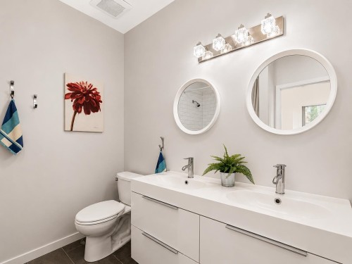 101-3070 Guildford Way, Coquitlam, BC - Indoor Photo Showing Bathroom