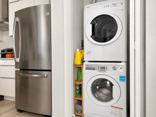 101-3070 Guildford Way, Coquitlam, BC - Indoor Photo Showing Laundry Room