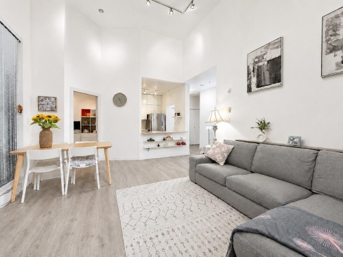 101-3070 Guildford Way, Coquitlam, BC - Indoor Photo Showing Living Room