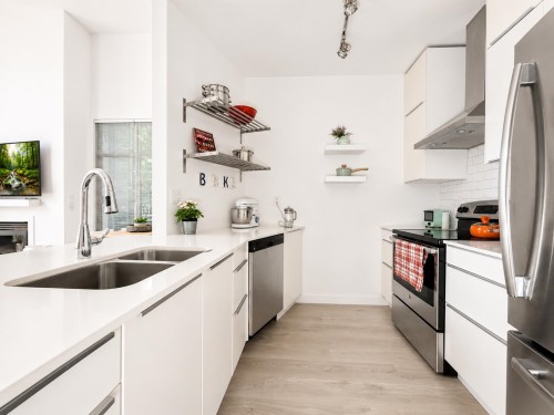 101-3070 Guildford Way, Coquitlam, BC - Indoor Photo Showing Kitchen With Double Sink With Upgraded Kitchen
