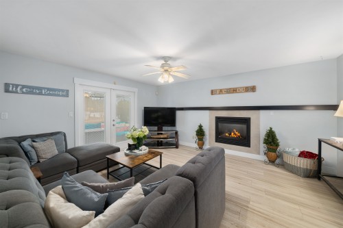 20240 121 Avenue, Maple Ridge, BC - Indoor Photo Showing Living Room With Fireplace