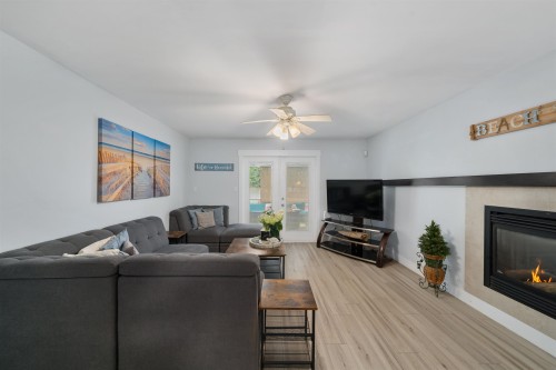 20240 121 Avenue, Maple Ridge, BC - Indoor Photo Showing Living Room With Fireplace
