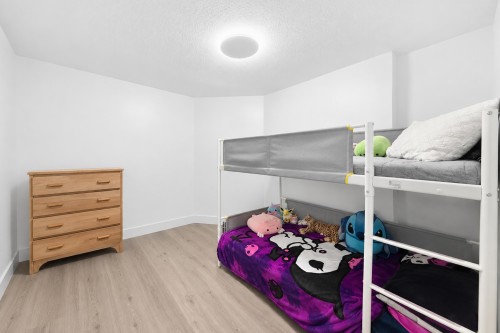 20240 121 Avenue, Maple Ridge, BC - Indoor Photo Showing Bedroom