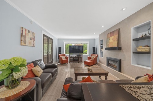 20240 121 Avenue, Maple Ridge, BC - Indoor Photo Showing Living Room With Fireplace