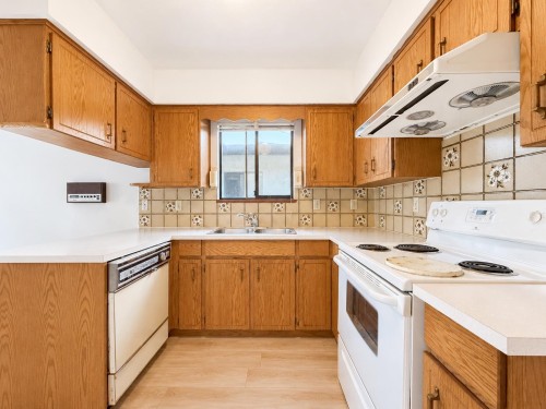 3292 43Rd Avenue E, Vancouver, BC - Indoor Photo Showing Kitchen With Double Sink