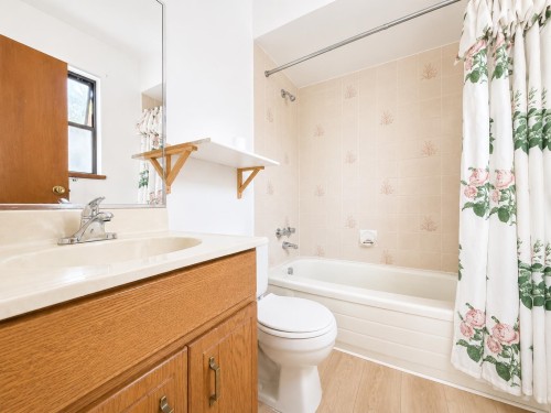 3292 43Rd Avenue E, Vancouver, BC - Indoor Photo Showing Bathroom