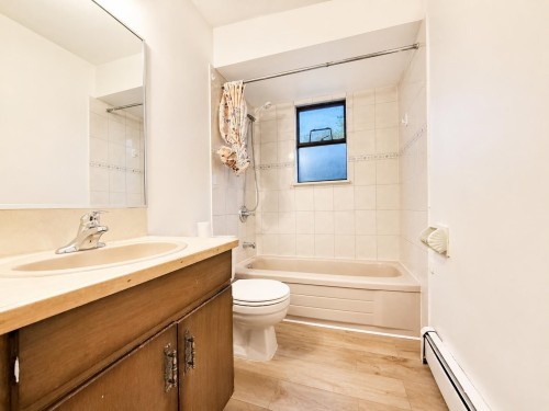 3292 43Rd Avenue E, Vancouver, BC - Indoor Photo Showing Bathroom