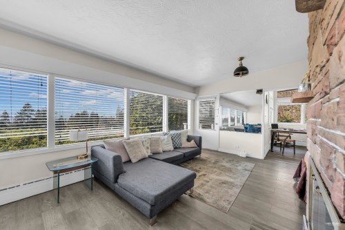 1230 Queens Avenue, West Vancouver, BC - Indoor Photo Showing Living Room