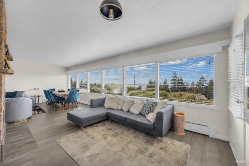 1230 Queens Avenue, West Vancouver, BC - Indoor Photo Showing Living Room