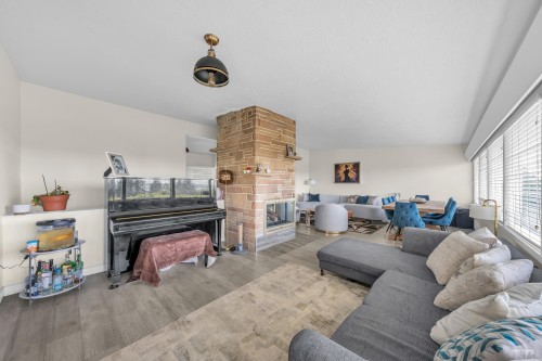 1230 Queens Avenue, West Vancouver, BC - Indoor Photo Showing Living Room