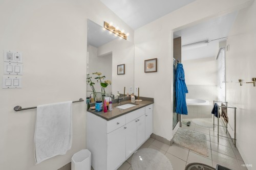 1230 Queens Avenue, West Vancouver, BC - Indoor Photo Showing Bathroom