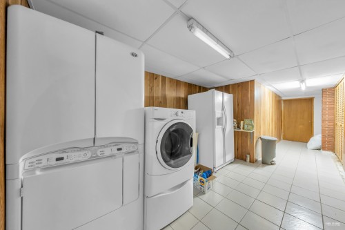 1230 Queens Avenue, West Vancouver, BC - Indoor Photo Showing Laundry Room
