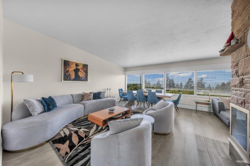1230 Queens Avenue, West Vancouver, BC - Indoor Photo Showing Living Room