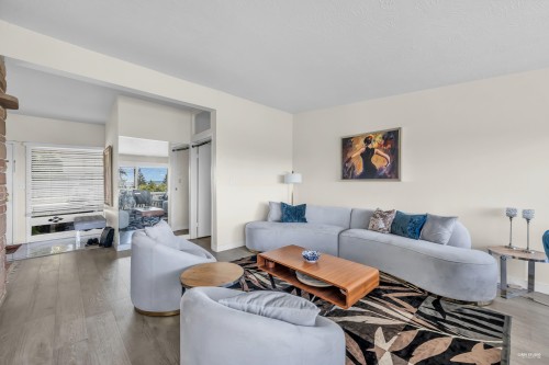 1230 Queens Avenue, West Vancouver, BC - Indoor Photo Showing Living Room