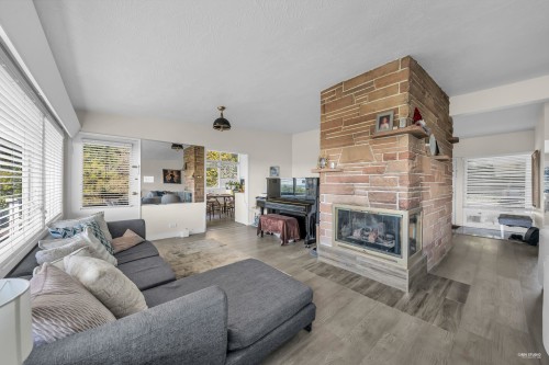 1230 Queens Avenue, West Vancouver, BC - Indoor Photo Showing Living Room With Fireplace
