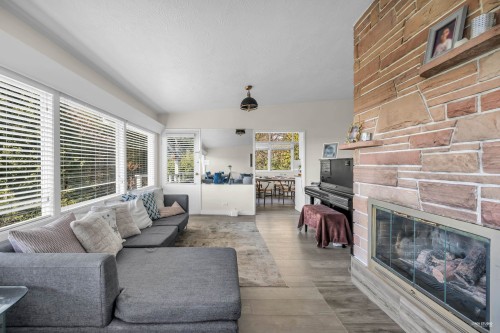 1230 Queens Avenue, West Vancouver, BC - Indoor Photo Showing Living Room With Fireplace