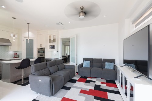 1342 60Th Avenue E, Vancouver, BC - Indoor Photo Showing Living Room