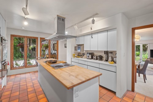 886 29Th Street E, North Vancouver, BC - Indoor Photo Showing Kitchen With Double Sink