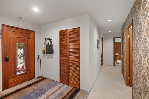 886 29Th Street E, North Vancouver, BC - Indoor Photo Showing Other Room