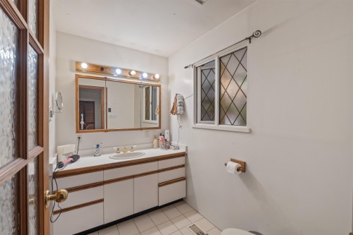 886 29Th Street E, North Vancouver, BC - Indoor Photo Showing Bathroom