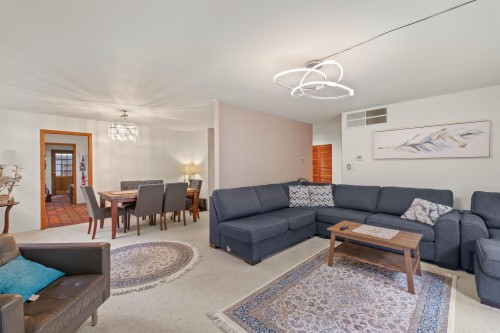 886 29Th Street E, North Vancouver, BC - Indoor Photo Showing Living Room
