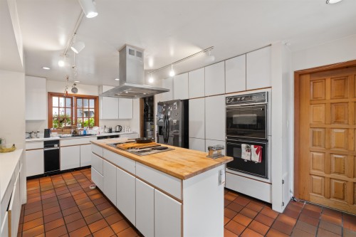 886 29Th Street E, North Vancouver, BC - Indoor Photo Showing Kitchen
