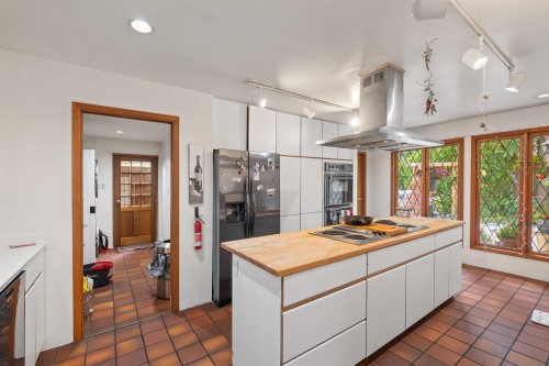 886 29Th Street E, North Vancouver, BC - Indoor Photo Showing Kitchen
