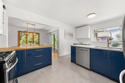 1118 Wendel Place, North Vancouver, BC - Indoor Photo Showing Kitchen