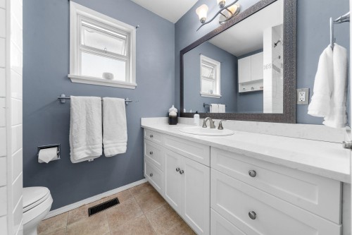 1118 Wendel Place, North Vancouver, BC - Indoor Photo Showing Bathroom