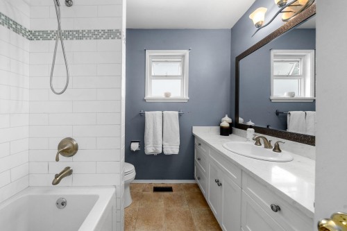 1118 Wendel Place, North Vancouver, BC - Indoor Photo Showing Bathroom