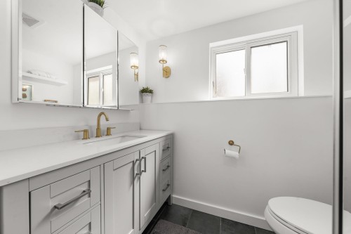 1118 Wendel Place, North Vancouver, BC - Indoor Photo Showing Bathroom