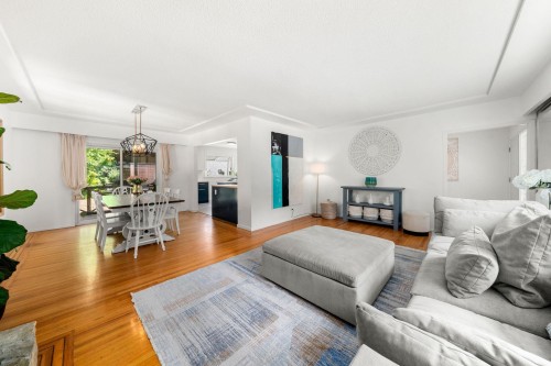 1118 Wendel Place, North Vancouver, BC - Indoor Photo Showing Living Room