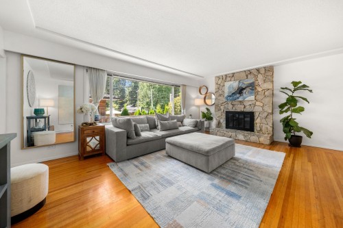 1118 Wendel Place, North Vancouver, BC - Indoor Photo Showing Living Room With Fireplace
