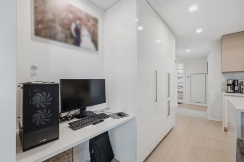602-4168 Lougheed Highway, Burnaby, BC - Indoor