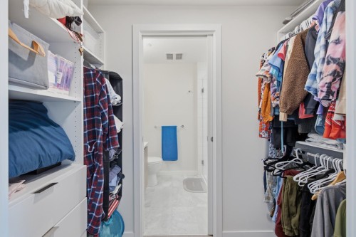 602-4168 Lougheed Highway, Burnaby, BC - Indoor With Storage