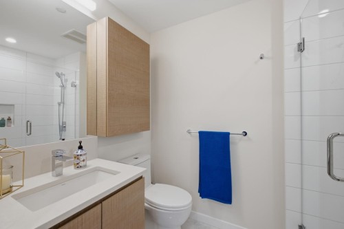 602-4168 Lougheed Highway, Burnaby, BC - Indoor Photo Showing Bathroom