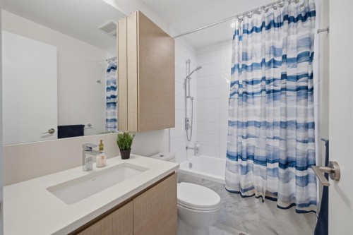 602-4168 Lougheed Highway, Burnaby, BC - Indoor Photo Showing Bathroom